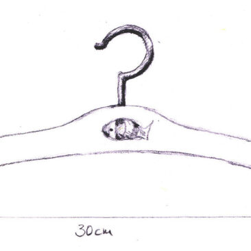 Eine Zeichnung auf der man einen Kleiderbügel sieht. Es ist skizzenhaft zu sehen wie er bemalt sein könnte. In diesem Fall mit einem kleinen gestreiften Fisch in der Motte. Rechts und links am Rand befindet sich jeweils ein kleiner gezeichneter Punkt. Darunter stehen die Maße.Der Kleiderbügel hat eine Länge von 30 cm. Es handelt sich um einen Kleiderbügel für Kinder